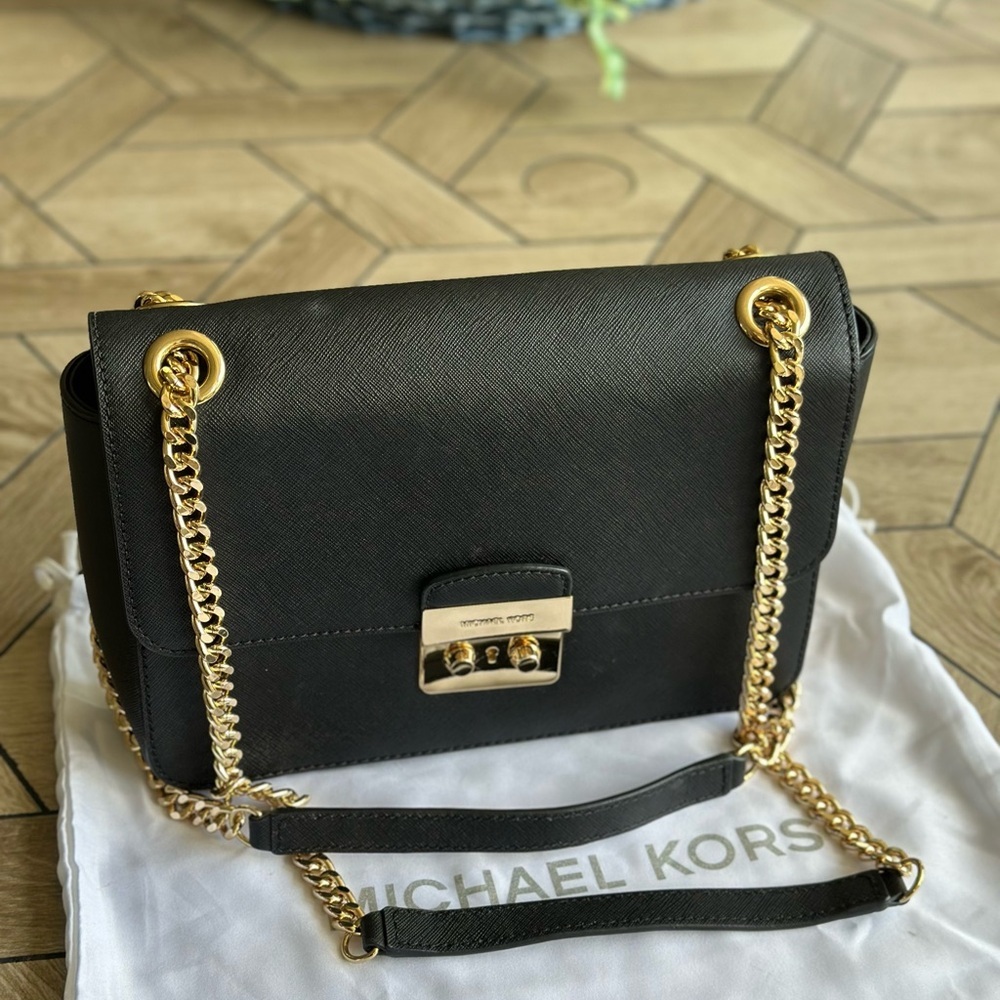 Michael Kors Black Crossbody Bag with Gold Chain - Picture 4 of 16